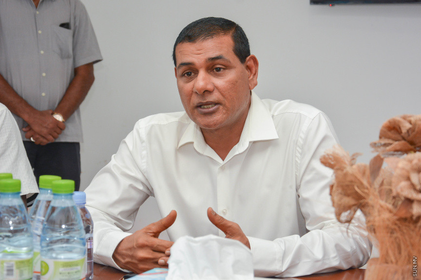 މާޗް 14، 2019: ދ. ރިނބުދޫގައި  ބޭއްވި ސިޔާމްގެ ކެމްޕެއިން ބައްދަލުވުމުގެ ތެރެއިން: ރަށު ރައްޔިތުނާ ބައްދަލުކުރެއްވުމަށް ފަހު ސިޔާމް ވަނީ ދ. ރިނބުދޫ މީހުން ދިރިއުޅޭ ހުރިހާ ގެއަކަށް ވަޑައިގެންފައި -- ސަން ފޮޓޯ/ ފަޔާޒު މޫސާ