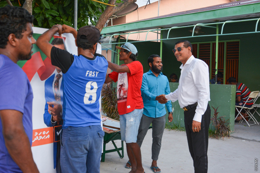 މާޗް 14، 2019: ދ. ރިނބުދޫގައި  ބޭއްވި ސިޔާމްގެ ކެމްޕެއިން ބައްދަލުވުމުގެ ތެރެއިން: ރަށު ރައްޔިތުނާ ބައްދަލުކުރެއްވުމަށް ފަހު ސިޔާމް ވަނީ ދ. ރިނބުދޫ މީހުން ދިރިއުޅޭ ހުރިހާ ގެއަކަށް ވަޑައިގެންފައި -- ސަން ފޮޓޯ/ ފަޔާޒު މޫސާ