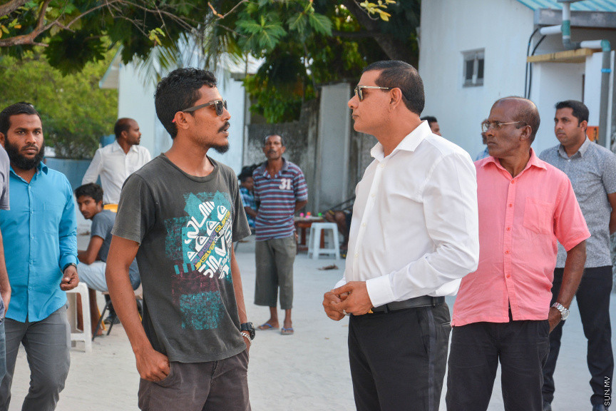 މާޗް 14، 2019: ދ. ރިނބުދޫގައި  ބޭއްވި ސިޔާމްގެ ކެމްޕެއިން ބައްދަލުވުމުގެ ތެރެއިން: ރަށު ރައްޔިތުނާ ބައްދަލުކުރެއްވުމަށް ފަހު ސިޔާމް ވަނީ ދ. ރިނބުދޫ މީހުން ދިރިއުޅޭ ހުރިހާ ގެއަކަށް ވަޑައިގެންފައި -- ސަން ފޮޓޯ/ ފަޔާޒު މޫސާ