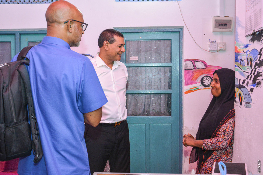 މާޗް 14، 2019: ދ. ރިނބުދޫގައި  ބޭއްވި ސިޔާމްގެ ކެމްޕެއިން ބައްދަލުވުމުގެ ތެރެއިން: ރަށު ރައްޔިތުނާ ބައްދަލުކުރެއްވުމަށް ފަހު ސިޔާމް ވަނީ ދ. ރިނބުދޫ މީހުން ދިރިއުޅޭ ހުރިހާ ގެއަކަށް ވަޑައިގެންފައި -- ސަން ފޮޓޯ/ ފަޔާޒު މޫސާ