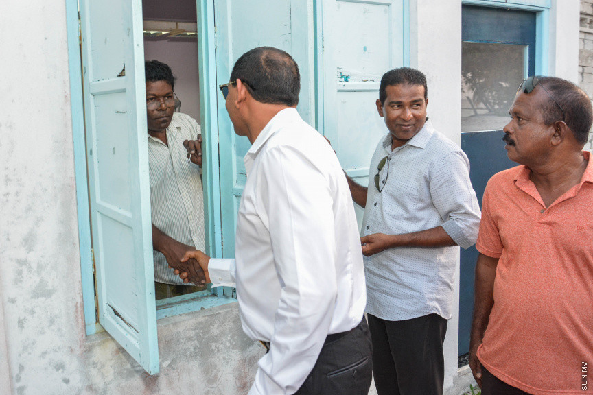 މާޗް 14، 2019: ދ. ރިނބުދޫގައި  ބޭއްވި ސިޔާމްގެ ކެމްޕެއިން ބައްދަލުވުމުގެ ތެރެއިން: ރަށު ރައްޔިތުނާ ބައްދަލުކުރެއްވުމަށް ފަހު ސިޔާމް ވަނީ ދ. ރިނބުދޫ މީހުން ދިރިއުޅޭ ހުރިހާ ގެއަކަށް ވަޑައިގެންފައި -- ސަން ފޮޓޯ/ ފަޔާޒު މޫސާ