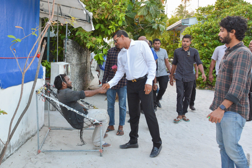 މާޗް 14، 2019: ދ. ރިނބުދޫގައި  ބޭއްވި ސިޔާމްގެ ކެމްޕެއިން ބައްދަލުވުމުގެ ތެރެއިން: ރަށު ރައްޔިތުނާ ބައްދަލުކުރެއްވުމަށް ފަހު ސިޔާމް ވަނީ ދ. ރިނބުދޫ މީހުން ދިރިއުޅޭ ހުރިހާ ގެއަކަށް ވަޑައިގެންފައި -- ސަން ފޮޓޯ/ ފަޔާޒު މޫސާ