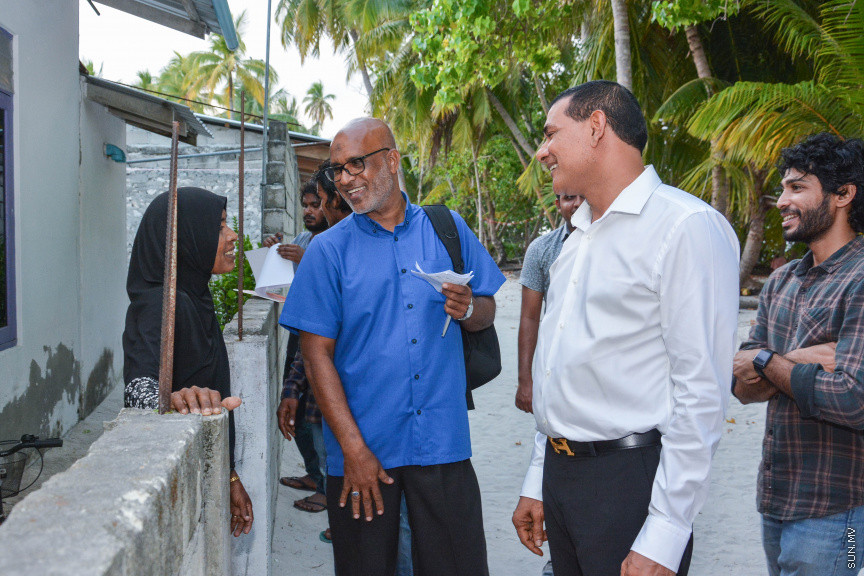 މާޗް 14، 2019: ދ. ރިނބުދޫގައި  ބޭއްވި ސިޔާމްގެ ކެމްޕެއިން ބައްދަލުވުމުގެ ތެރެއިން: ރަށު ރައްޔިތުނާ ބައްދަލުކުރެއްވުމަށް ފަހު ސިޔާމް ވަނީ ދ. ރިނބުދޫ މީހުން ދިރިއުޅޭ ހުރިހާ ގެއަކަށް ވަޑައިގެންފައި -- ސަން ފޮޓޯ/ ފަޔާޒު މޫސާ
