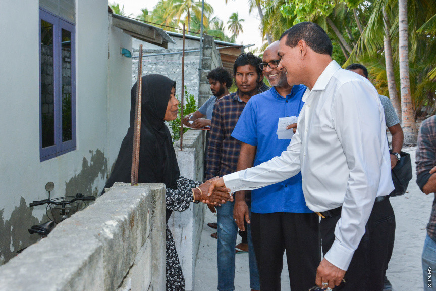 މާޗް 14، 2019: ދ. ރިނބުދޫގައި  ބޭއްވި ސިޔާމްގެ ކެމްޕެއިން ބައްދަލުވުމުގެ ތެރެއިން: ރަށު ރައްޔިތުނާ ބައްދަލުކުރެއްވުމަށް ފަހު ސިޔާމް ވަނީ ދ. ރިނބުދޫ މީހުން ދިރިއުޅޭ ހުރިހާ ގެއަކަށް ވަޑައިގެންފައި -- ސަން ފޮޓޯ/ ފަޔާޒު މޫސާ