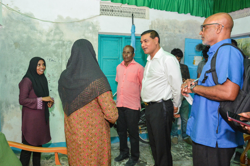 މާޗް 14، 2019: ދ. ރިނބުދޫގައި  ބޭއްވި ސިޔާމްގެ ކެމްޕެއިން ބައްދަލުވުމުގެ ތެރެއިން: ރަށު ރައްޔިތުނާ ބައްދަލުކުރެއްވުމަށް ފަހު ސިޔާމް ވަނީ ދ. ރިނބުދޫ މީހުން ދިރިއުޅޭ ހުރިހާ ގެއަކަށް ވަޑައިގެންފައި -- ސަން ފޮޓޯ/ ފަޔާޒު މޫސާ