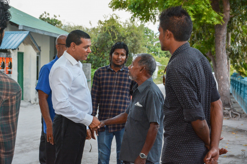 މާޗް 14، 2019: ދ. ރިނބުދޫގައި  ބޭއްވި ސިޔާމްގެ ކެމްޕެއިން ބައްދަލުވުމުގެ ތެރެއިން: ރަށު ރައްޔިތުނާ ބައްދަލުކުރެއްވުމަށް ފަހު ސިޔާމް ވަނީ ދ. ރިނބުދޫ މީހުން ދިރިއުޅޭ ހުރިހާ ގެއަކަށް ވަޑައިގެންފައި -- ސަން ފޮޓޯ/ ފަޔާޒު މޫސާ