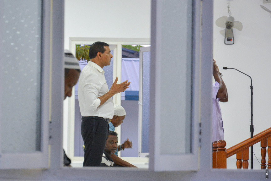 މާޗް 14، 2019: ދ. ރިނބުދޫގައި  ބޭއްވި ސިޔާމްގެ ކެމްޕެއިން ބައްދަލުވުމުގެ ތެރެއިން: ރަށު ރައްޔިތުނާ ބައްދަލުކުރެއްވުމަށް ފަހު ސިޔާމް ވަނީ ދ. ރިނބުދޫ މީހުން ދިރިއުޅޭ ހުރިހާ ގެއަކަށް ވަޑައިގެންފައި -- ސަން ފޮޓޯ/ ފަޔާޒު މޫސާ
