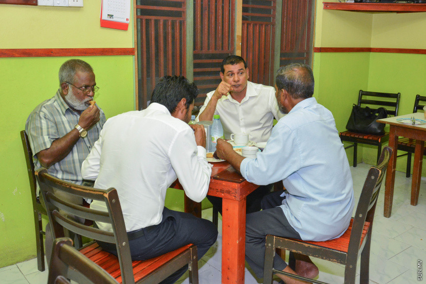 މާޗް 14، 2019: ދ. ރިނބުދޫގައި  ބޭއްވި ސިޔާމްގެ ކެމްޕެއިން ބައްދަލުވުމުގެ ތެރެއިން: ރަށު ރައްޔިތުނާ ބައްދަލުކުރެއްވުމަށް ފަހު ސިޔާމް ވަނީ ދ. ރިނބުދޫ މީހުން ދިރިއުޅޭ ހުރިހާ ގެއަކަށް ވަޑައިގެންފައި -- ސަން ފޮޓޯ/ ފަޔާޒު މޫސާ