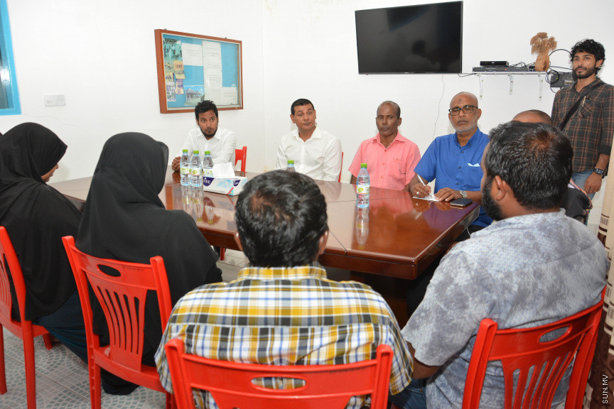 މާޗް 14، 2019: ދ. ރިނބުދޫގައި  ބޭއްވި ސިޔާމްގެ ކެމްޕެއިން ބައްދަލުވުމުގެ ތެރެއިން: ރަށު ރައްޔިތުނާ ބައްދަލުކުރެއްވުމަށް ފަހު ސިޔާމް ވަނީ ދ. ރިނބުދޫ މީހުން ދިރިއުޅޭ ހުރިހާ ގެއަކަށް ވަޑައިގެންފައި -- ސަން ފޮޓޯ/ ފަޔާޒު މޫސާ