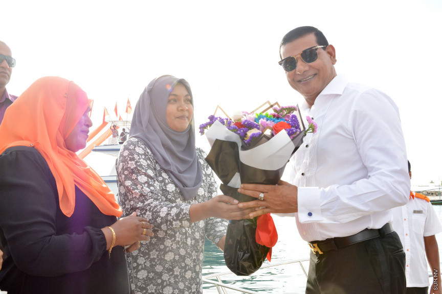 މާޗް 16، 2019: ކުރިއަށް އޮތް ރައްޔިތުންގެ މަޖިލީހުގެ އިންތިހާބުގައި މީދޫ ދާއިރާ އަށް ވާދަކުރައްވާ އެމްޑީއޭގެ ލީޑަރު އަހުމަދު ސިޔާމް މުހައްމަދު ދ. މީދޫއަށް ވަޑައިގަތުން -- ސަން ފޮޓޯ/ ފަޔާޒު މޫސާ