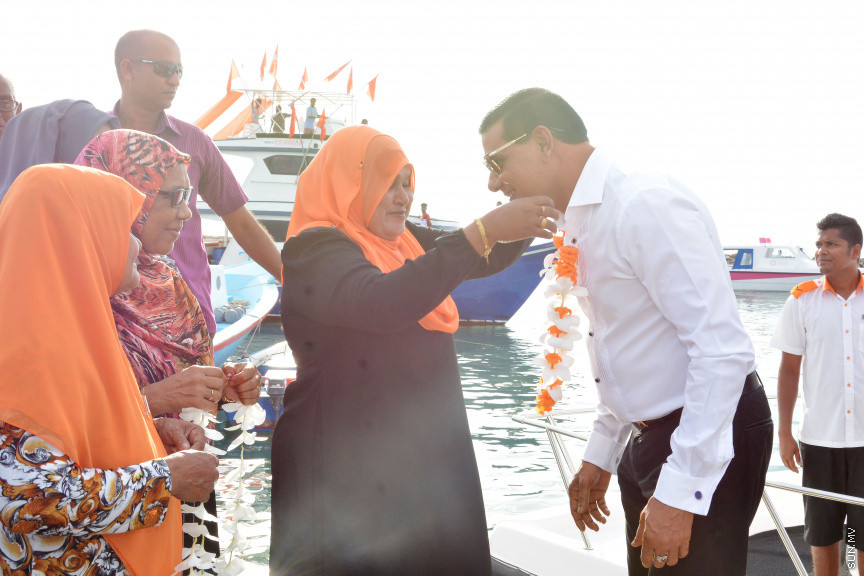 މާޗް 16، 2019: ކުރިއަށް އޮތް ރައްޔިތުންގެ މަޖިލީހުގެ އިންތިހާބުގައި މީދޫ ދާއިރާ އަށް ވާދަކުރައްވާ އެމްޑީއޭގެ ލީޑަރު އަހުމަދު ސިޔާމް މުހައްމަދު ދ. މީދޫއަށް ވަޑައިގަތުން -- ސަން ފޮޓޯ/ ފަޔާޒު މޫސާ