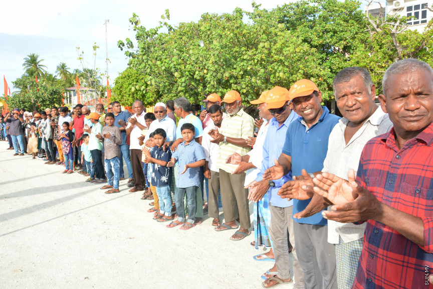 މާޗް 16، 2019: ކުރިއަށް އޮތް ރައްޔިތުންގެ މަޖިލީހުގެ އިންތިހާބުގައި މީދޫ ދާއިރާ އަށް ވާދަކުރައްވާ އެމްޑީއޭގެ ލީޑަރު އަހުމަދު ސިޔާމް މުހައްމަދު ދ. މީދޫއަށް ވަޑައިގަތުން -- ސަން ފޮޓޯ/ ފަޔާޒު މޫސާ