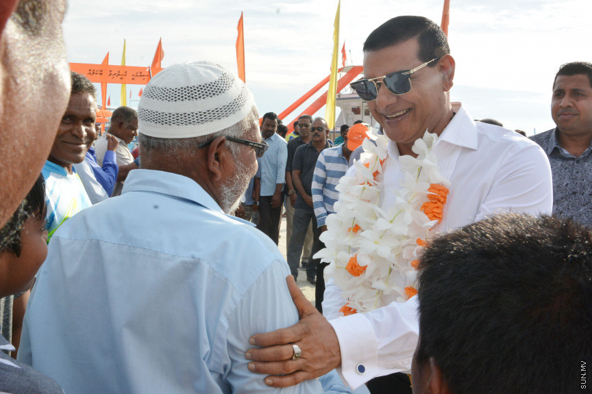 މާޗް 16، 2019: ކުރިއަށް އޮތް ރައްޔިތުންގެ މަޖިލީހުގެ އިންތިހާބުގައި މީދޫ ދާއިރާ އަށް ވާދަކުރައްވާ އެމްޑީއޭގެ ލީޑަރު އަހުމަދު ސިޔާމް މުހައްމަދު ދ. މީދޫއަށް ވަޑައިގަތުން -- ސަން ފޮޓޯ/ ފަޔާޒު މޫސާ