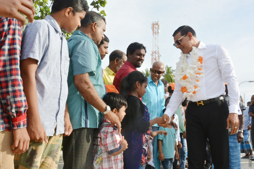 މާޗް 16، 2019: ކުރިއަށް އޮތް ރައްޔިތުންގެ މަޖިލީހުގެ އިންތިހާބުގައި މީދޫ ދާއިރާ އަށް ވާދަކުރައްވާ އެމްޑީއޭގެ ލީޑަރު އަހުމަދު ސިޔާމް މުހައްމަދު ދ. މީދޫއަށް ވަޑައިގަތުން -- ސަން ފޮޓޯ/ ފަޔާޒު މޫސާ