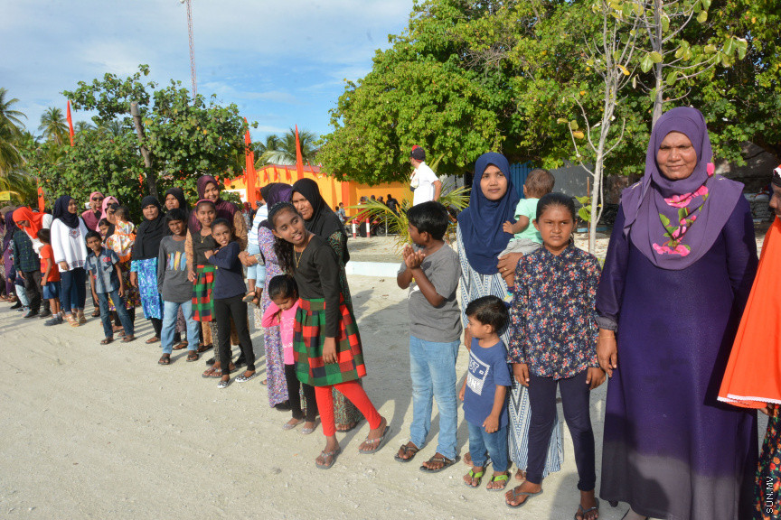 މާޗް 16، 2019: ކުރިއަށް އޮތް ރައްޔިތުންގެ މަޖިލީހުގެ އިންތިހާބުގައި މީދޫ ދާއިރާ އަށް ވާދަކުރައްވާ އެމްޑީއޭގެ ލީޑަރު އަހުމަދު ސިޔާމް މުހައްމަދު ދ. މީދޫއަށް ވަޑައިގަތުން -- ސަން ފޮޓޯ/ ފަޔާޒު މޫސާ