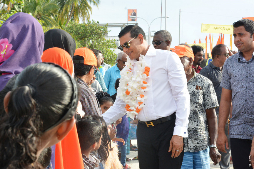 މާޗް 16، 2019: ކުރިއަށް އޮތް ރައްޔިތުންގެ މަޖިލީހުގެ އިންތިހާބުގައި މީދޫ ދާއިރާ އަށް ވާދަކުރައްވާ އެމްޑީއޭގެ ލީޑަރު އަހުމަދު ސިޔާމް މުހައްމަދު ދ. މީދޫއަށް ވަޑައިގަތުން -- ސަން ފޮޓޯ/ ފަޔާޒު މޫސާ