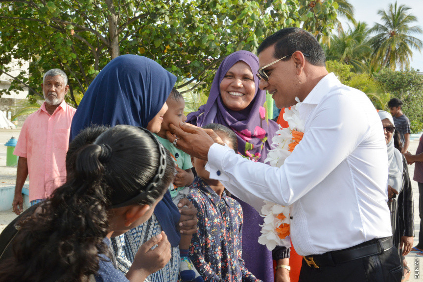 މާޗް 16، 2019: ކުރިއަށް އޮތް ރައްޔިތުންގެ މަޖިލީހުގެ އިންތިހާބުގައި މީދޫ ދާއިރާ އަށް ވާދަކުރައްވާ އެމްޑީއޭގެ ލީޑަރު އަހުމަދު ސިޔާމް މުހައްމަދު ދ. މީދޫއަށް ވަޑައިގަތުން -- ސަން ފޮޓޯ/ ފަޔާޒު މޫސާ