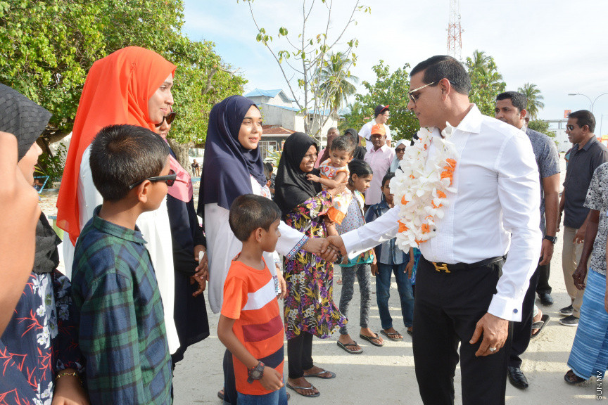 މާޗް 16، 2019: ކުރިއަށް އޮތް ރައްޔިތުންގެ މަޖިލީހުގެ އިންތިހާބުގައި މީދޫ ދާއިރާ އަށް ވާދަކުރައްވާ އެމްޑީއޭގެ ލީޑަރު އަހުމަދު ސިޔާމް މުހައްމަދު ދ. މީދޫއަށް ވަޑައިގަތުން -- ސަން ފޮޓޯ/ ފަޔާޒު މޫސާ
