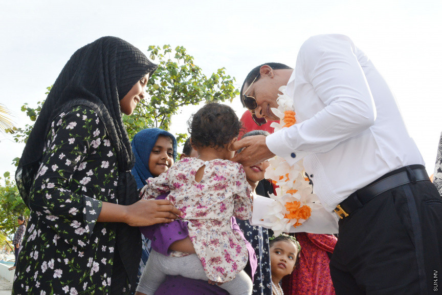 މާޗް 16، 2019: ކުރިއަށް އޮތް ރައްޔިތުންގެ މަޖިލީހުގެ އިންތިހާބުގައި މީދޫ ދާއިރާ އަށް ވާދަކުރައްވާ އެމްޑީއޭގެ ލީޑަރު އަހުމަދު ސިޔާމް މުހައްމަދު ދ. މީދޫއަށް ވަޑައިގަތުން -- ސަން ފޮޓޯ/ ފަޔާޒު މޫސާ