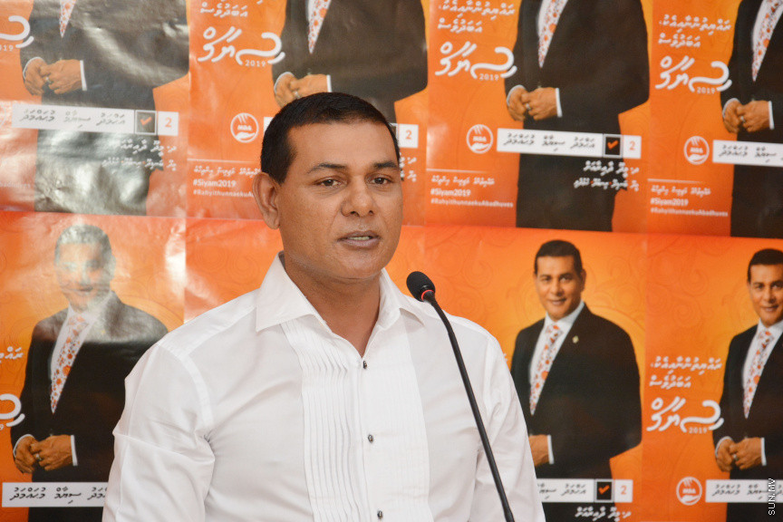 މާޗް 16، 2019: ކުރިއަށް އޮތް ރައްޔިތުންގެ މަޖިލީހުގެ އިންތިހާބުގައި މީދޫ ދާއިރާ އަށް ވާދަކުރައްވާ އެމްޑީއޭގެ ލީޑަރު އަހުމަދު ސިޔާމް މުހައްމަދު ދ. މީދޫއަށް ވަޑައިގަތުން -- ސަން ފޮޓޯ/ ފަޔާޒު މޫސާ