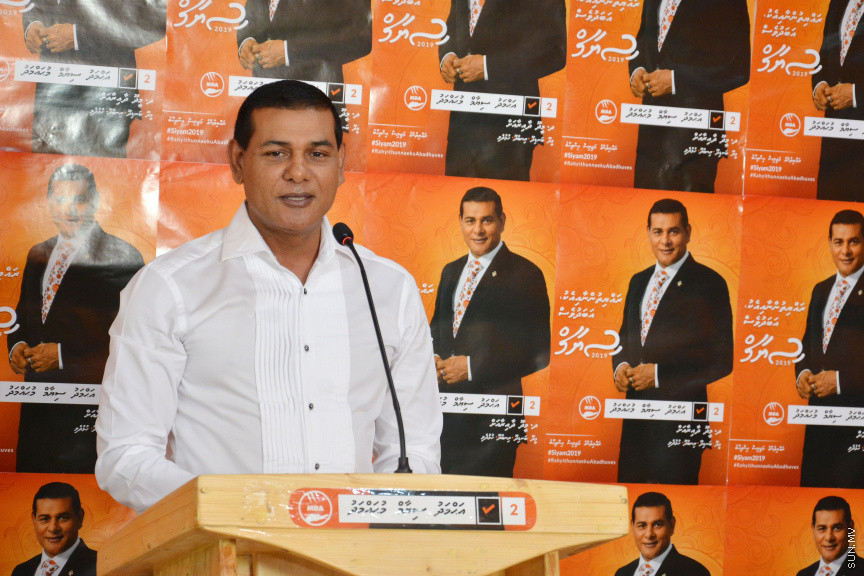 މާޗް 16، 2019: ކުރިއަށް އޮތް ރައްޔިތުންގެ މަޖިލީހުގެ އިންތިހާބުގައި މީދޫ ދާއިރާ އަށް ވާދަކުރައްވާ އެމްޑީއޭގެ ލީޑަރު އަހުމަދު ސިޔާމް މުހައްމަދު ދ. މީދޫއަށް ވަޑައިގަތުން -- ސަން ފޮޓޯ/ ފަޔާޒު މޫސާ