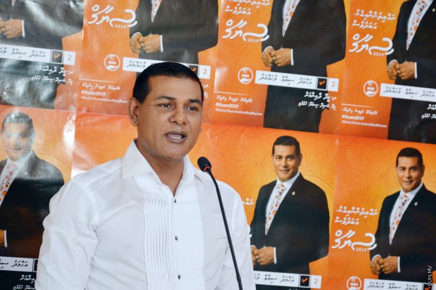މާޗް 16، 2019: ކުރިއަށް އޮތް ރައްޔިތުންގެ މަޖިލީހުގެ އިންތިހާބުގައި މީދޫ ދާއިރާ އަށް ވާދަކުރައްވާ އެމްޑީއޭގެ ލީޑަރު އަހުމަދު ސިޔާމް މުހައްމަދު ދ. މީދޫއަށް ވަޑައިގަތުން -- ސަން ފޮޓޯ/ ފަޔާޒު މޫސާ