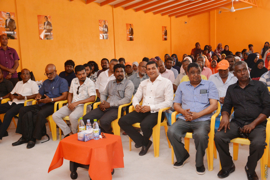 މާޗް 16، 2019: ކުރިއަށް އޮތް ރައްޔިތުންގެ މަޖިލީހުގެ އިންތިހާބުގައި މީދޫ ދާއިރާ އަށް ވާދަކުރައްވާ އެމްޑީއޭގެ ލީޑަރު އަހުމަދު ސިޔާމް މުހައްމަދު ދ. މީދޫއަށް ވަޑައިގަތުން -- ސަން ފޮޓޯ/ ފަޔާޒު މޫސާ