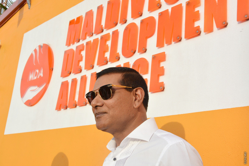 މާޗް 16، 2019: ކުރިއަށް އޮތް ރައްޔިތުންގެ މަޖިލީހުގެ އިންތިހާބުގައި މީދޫ ދާއިރާ އަށް ވާދަކުރައްވާ އެމްޑީއޭގެ ލީޑަރު އަހުމަދު ސިޔާމް މުހައްމަދު ދ. މީދޫއަށް ވަޑައިގަތުން -- ސަން ފޮޓޯ/ ފަޔާޒު މޫސާ