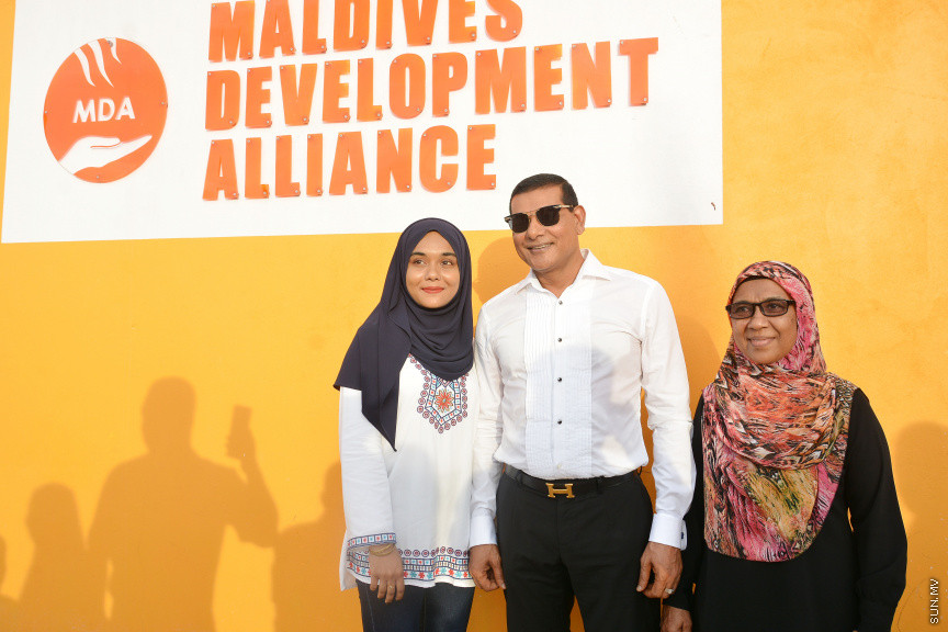 މާޗް 16، 2019: ކުރިއަށް އޮތް ރައްޔިތުންގެ މަޖިލީހުގެ އިންތިހާބުގައި މީދޫ ދާއިރާ އަށް ވާދަކުރައްވާ އެމްޑީއޭގެ ލީޑަރު އަހުމަދު ސިޔާމް މުހައްމަދު ދ. މީދޫއަށް ވަޑައިގަތުން -- ސަން ފޮޓޯ/ ފަޔާޒު މޫސާ