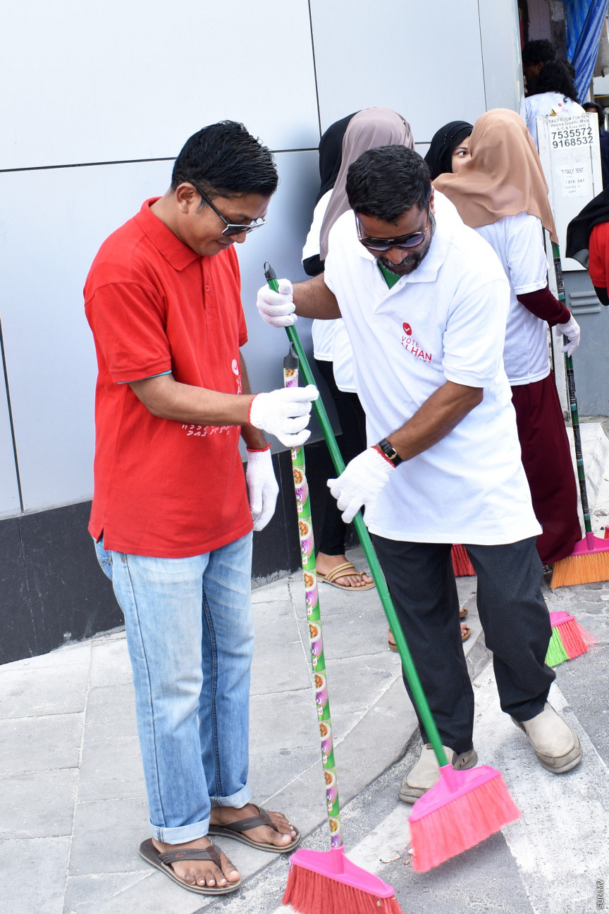 މާލެ ، 16 މާޗު 2019 - އަލްހާންގެ ކެމްޕެއިން ޓީމުން ބޭއްވި ހެއްވޭރު ސާފުކުރުމުގެ ހަރަކާތުގެ ތެރެއިން -- ސަން ފޮޓޯ/ އަހުމަދު އަވްޝަން އިލްޔާސް