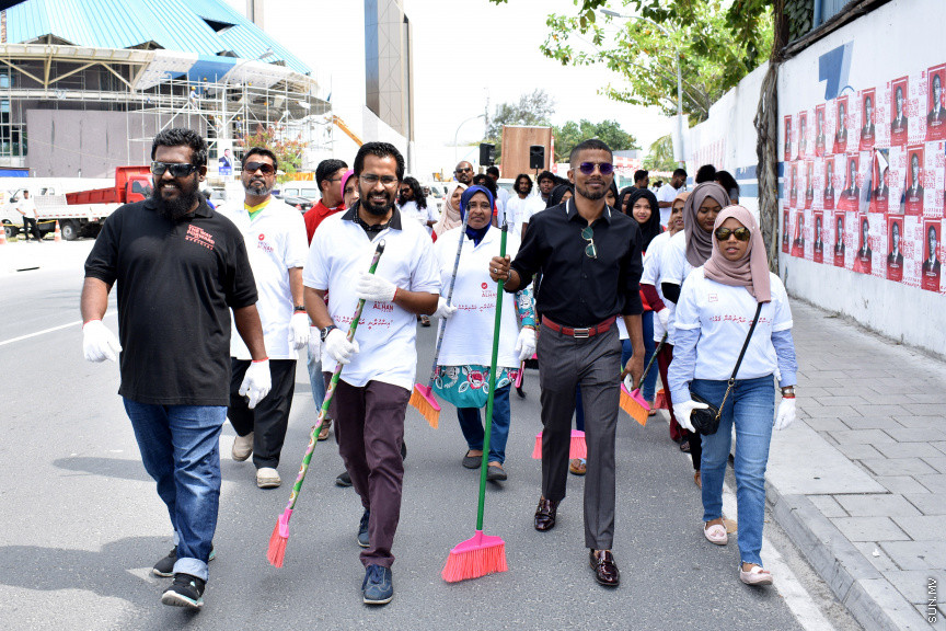 މާލެ ، 16 މާޗު 2019 - އަލްހާންގެ ކެމްޕެއިން ޓީމުން ބޭއްވި ހެއްވޭރު ސާފުކުރުމުގެ ހަރަކާތުގެ ތެރެއިން -- ސަން ފޮޓޯ/ އަހުމަދު އަވްޝަން އިލްޔާސް