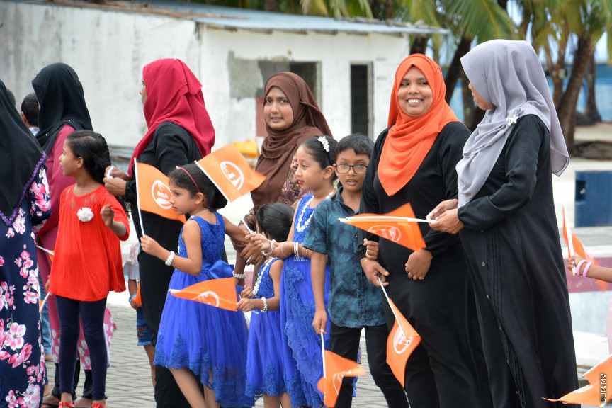 މާޗް 17، 2019: ކުރިއަށް އޮތް ރައްޔިތުންގެ މަޖިލީހުގެ އިންތިހާބުގައި މީދޫ ދާއިރާ އަށް ވާދަކުރައްވާ އެމްޑީއޭގެ ލީޑަރު އަހުމަދު ސިޔާމް މުހައްމަދު ދ. ބަނޑިދޫއަށް ވަޑައިގަތުން -- ސަން ފޮޓޯ/ ފަޔާޒު މޫސާ