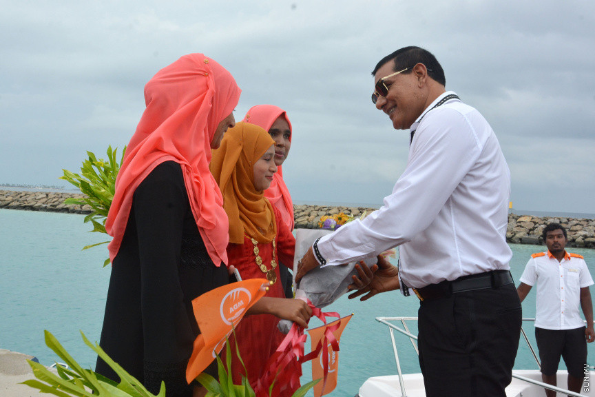 މާޗް 17، 2019: ކުރިއަށް އޮތް ރައްޔިތުންގެ މަޖިލީހުގެ އިންތިހާބުގައި މީދޫ ދާއިރާ އަށް ވާދަކުރައްވާ އެމްޑީއޭގެ ލީޑަރު އަހުމަދު ސިޔާމް މުހައްމަދު ދ. ބަނޑިދޫއަށް ވަޑައިގަތުން -- ސަން ފޮޓޯ/ ފަޔާޒު މޫސާ