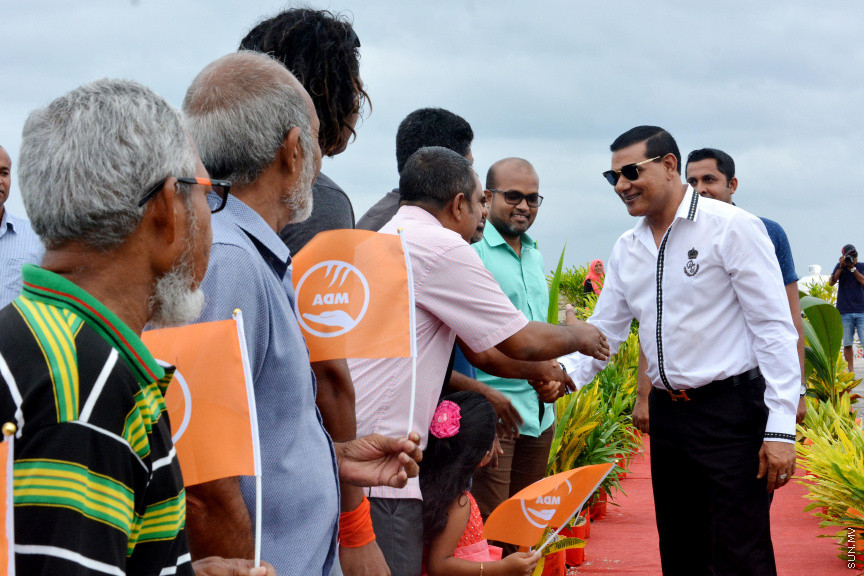 މާޗް 17، 2019: ކުރިއަށް އޮތް ރައްޔިތުންގެ މަޖިލީހުގެ އިންތިހާބުގައި މީދޫ ދާއިރާ އަށް ވާދަކުރައްވާ އެމްޑީއޭގެ ލީޑަރު އަހުމަދު ސިޔާމް މުހައްމަދު ދ. ބަނޑިދޫއަށް ވަޑައިގަތުން -- ސަން ފޮޓޯ/ ފަޔާޒު މޫސާ