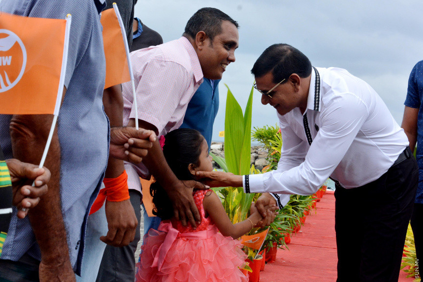 މާޗް 17، 2019: ކުރިއަށް އޮތް ރައްޔިތުންގެ މަޖިލީހުގެ އިންތިހާބުގައި މީދޫ ދާއިރާ އަށް ވާދަކުރައްވާ އެމްޑީއޭގެ ލީޑަރު އަހުމަދު ސިޔާމް މުހައްމަދު ދ. ބަނޑިދޫއަށް ވަޑައިގަތުން -- ސަން ފޮޓޯ/ ފަޔާޒު މޫސާ