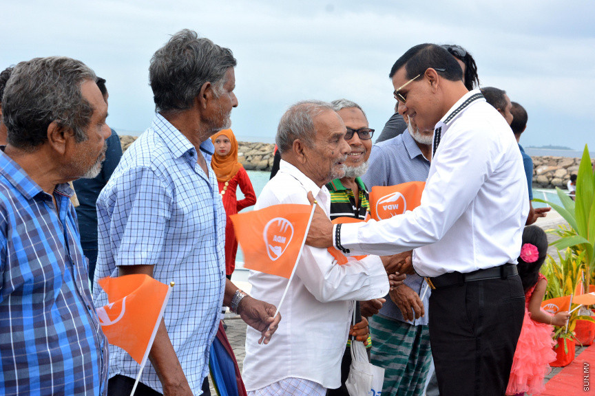 މާޗް 17، 2019: ކުރިއަށް އޮތް ރައްޔިތުންގެ މަޖިލީހުގެ އިންތިހާބުގައި މީދޫ ދާއިރާ އަށް ވާދަކުރައްވާ އެމްޑީއޭގެ ލީޑަރު އަހުމަދު ސިޔާމް މުހައްމަދު ދ. ބަނޑިދޫއަށް ވަޑައިގަތުން -- ސަން ފޮޓޯ/ ފަޔާޒު މޫސާ
