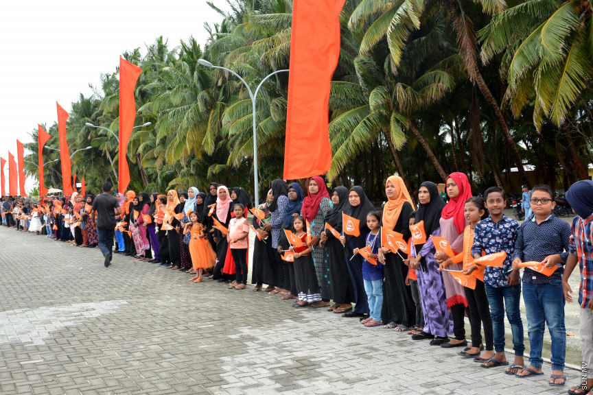 މާޗް 17، 2019: ކުރިއަށް އޮތް ރައްޔިތުންގެ މަޖިލީހުގެ އިންތިހާބުގައި މީދޫ ދާއިރާ އަށް ވާދަކުރައްވާ އެމްޑީއޭގެ ލީޑަރު އަހުމަދު ސިޔާމް މުހައްމަދު ދ. ބަނޑިދޫއަށް ވަޑައިގަތުން -- ސަން ފޮޓޯ/ ފަޔާޒު މޫސާ