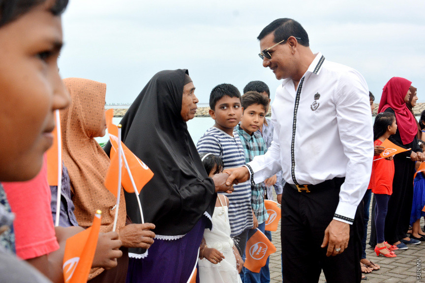 މާޗް 17، 2019: ކުރިއަށް އޮތް ރައްޔިތުންގެ މަޖިލީހުގެ އިންތިހާބުގައި މީދޫ ދާއިރާ އަށް ވާދަކުރައްވާ އެމްޑީއޭގެ ލީޑަރު އަހުމަދު ސިޔާމް މުހައްމަދު ދ. ބަނޑިދޫއަށް ވަޑައިގަތުން -- ސަން ފޮޓޯ/ ފަޔާޒު މޫސާ