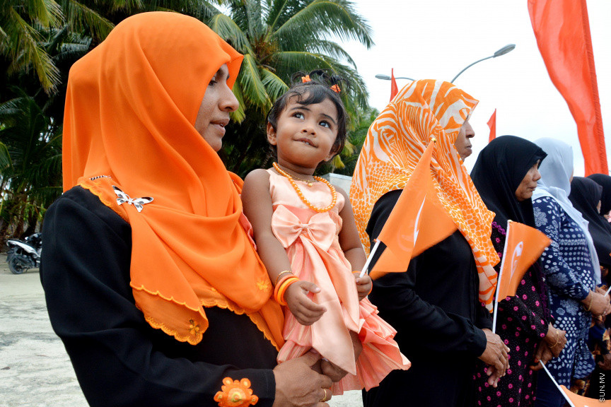 މާޗް 17، 2019: ކުރިއަށް އޮތް ރައްޔިތުންގެ މަޖިލީހުގެ އިންތިހާބުގައި މީދޫ ދާއިރާ އަށް ވާދަކުރައްވާ އެމްޑީއޭގެ ލީޑަރު އަހުމަދު ސިޔާމް މުހައްމަދު ދ. ބަނޑިދޫއަށް ވަޑައިގަތުން -- ސަން ފޮޓޯ/ ފަޔާޒު މޫސާ