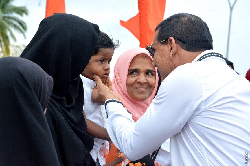 މާޗް 17، 2019: ކުރިއަށް އޮތް ރައްޔިތުންގެ މަޖިލީހުގެ އިންތިހާބުގައި މީދޫ ދާއިރާ އަށް ވާދަކުރައްވާ އެމްޑީއޭގެ ލީޑަރު އަހުމަދު ސިޔާމް މުހައްމަދު ދ. ބަނޑިދޫއަށް ވަޑައިގަތުން -- ސަން ފޮޓޯ/ ފަޔާޒު މޫސާ