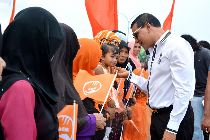 މާޗް 17، 2019: ކުރިއަށް އޮތް ރައްޔިތުންގެ މަޖިލީހުގެ އިންތިހާބުގައި މީދޫ ދާއިރާ އަށް ވާދަކުރައްވާ އެމްޑީއޭގެ ލީޑަރު އަހުމަދު ސިޔާމް މުހައްމަދު ދ. ބަނޑިދޫއަށް ވަޑައިގަތުން -- ސަން ފޮޓޯ/ ފަޔާޒު މޫސާ