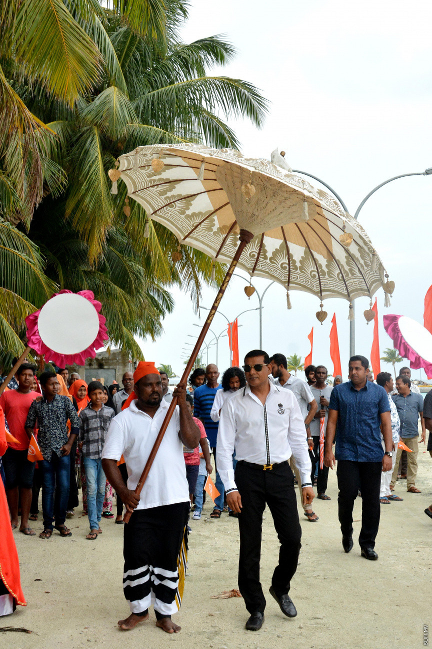 މާޗް 17، 2019: ކުރިއަށް އޮތް ރައްޔިތުންގެ މަޖިލީހުގެ އިންތިހާބުގައި މީދޫ ދާއިރާ އަށް ވާދަކުރައްވާ އެމްޑީއޭގެ ލީޑަރު އަހުމަދު ސިޔާމް މުހައްމަދު ދ. ބަނޑިދޫއަށް ވަޑައިގަތުން -- ސަން ފޮޓޯ/ ފަޔާޒު މޫސާ