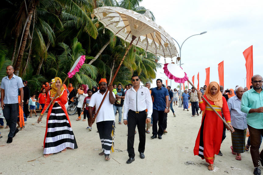 މާޗް 17، 2019: ކުރިއަށް އޮތް ރައްޔިތުންގެ މަޖިލީހުގެ އިންތިހާބުގައި މީދޫ ދާއިރާ އަށް ވާދަކުރައްވާ އެމްޑީއޭގެ ލީޑަރު އަހުމަދު ސިޔާމް މުހައްމަދު ދ. ބަނޑިދޫއަށް ވަޑައިގަތުން -- ސަން ފޮޓޯ/ ފަޔާޒު މޫސާ