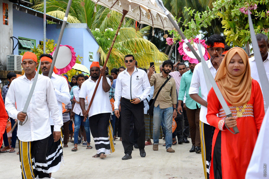 މާޗް 17، 2019: ކުރިއަށް އޮތް ރައްޔިތުންގެ މަޖިލީހުގެ އިންތިހާބުގައި މީދޫ ދާއިރާ އަށް ވާދަކުރައްވާ އެމްޑީއޭގެ ލީޑަރު އަހުމަދު ސިޔާމް މުހައްމަދު ދ. ބަނޑިދޫއަށް ވަޑައިގަތުން -- ސަން ފޮޓޯ/ ފަޔާޒު މޫސާ