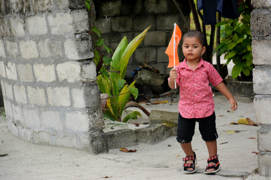 މާޗް 17، 2019: ކުރިއަށް އޮތް ރައްޔިތުންގެ މަޖިލީހުގެ އިންތިހާބުގައި މީދޫ ދާއިރާ އަށް ވާދަކުރައްވާ އެމްޑީއޭގެ ލީޑަރު އަހުމަދު ސިޔާމް މުހައްމަދު ދ. ބަނޑިދޫއަށް ވަޑައިގަތުން -- ސަން ފޮޓޯ/ ފަޔާޒު މޫސާ