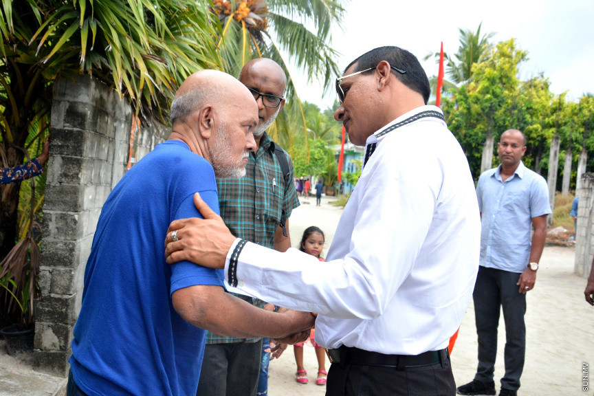 މާޗް 17، 2019: ކުރިއަށް އޮތް ރައްޔިތުންގެ މަޖިލީހުގެ އިންތިހާބުގައި މީދޫ ދާއިރާ އަށް ވާދަކުރައްވާ އެމްޑީއޭގެ ލީޑަރު އަހުމަދު ސިޔާމް މުހައްމަދު ދ. ބަނޑިދޫއަށް ވަޑައިގަތުން -- ސަން ފޮޓޯ/ ފަޔާޒު މޫސާ