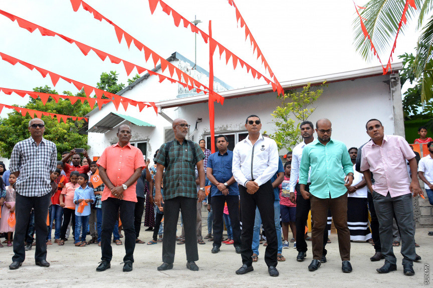މާޗް 17، 2019: ކުރިއަށް އޮތް ރައްޔިތުންގެ މަޖިލީހުގެ އިންތިހާބުގައި މީދޫ ދާއިރާ އަށް ވާދަކުރައްވާ އެމްޑީއޭގެ ލީޑަރު އަހުމަދު ސިޔާމް މުހައްމަދު ދ. ބަނޑިދޫއަށް ވަޑައިގަތުން -- ސަން ފޮޓޯ/ ފަޔާޒު މޫސާ