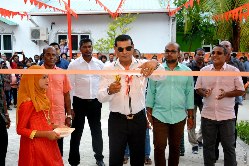 މާޗް 17، 2019: ކުރިއަށް އޮތް ރައްޔިތުންގެ މަޖިލީހުގެ އިންތިހާބުގައި މީދޫ ދާއިރާ އަށް ވާދަކުރައްވާ އެމްޑީއޭގެ ލީޑަރު އަހުމަދު ސިޔާމް މުހައްމަދު ދ. ބަނޑިދޫއަށް ވަޑައިގަތުން -- ސަން ފޮޓޯ/ ފަޔާޒު މޫސާ