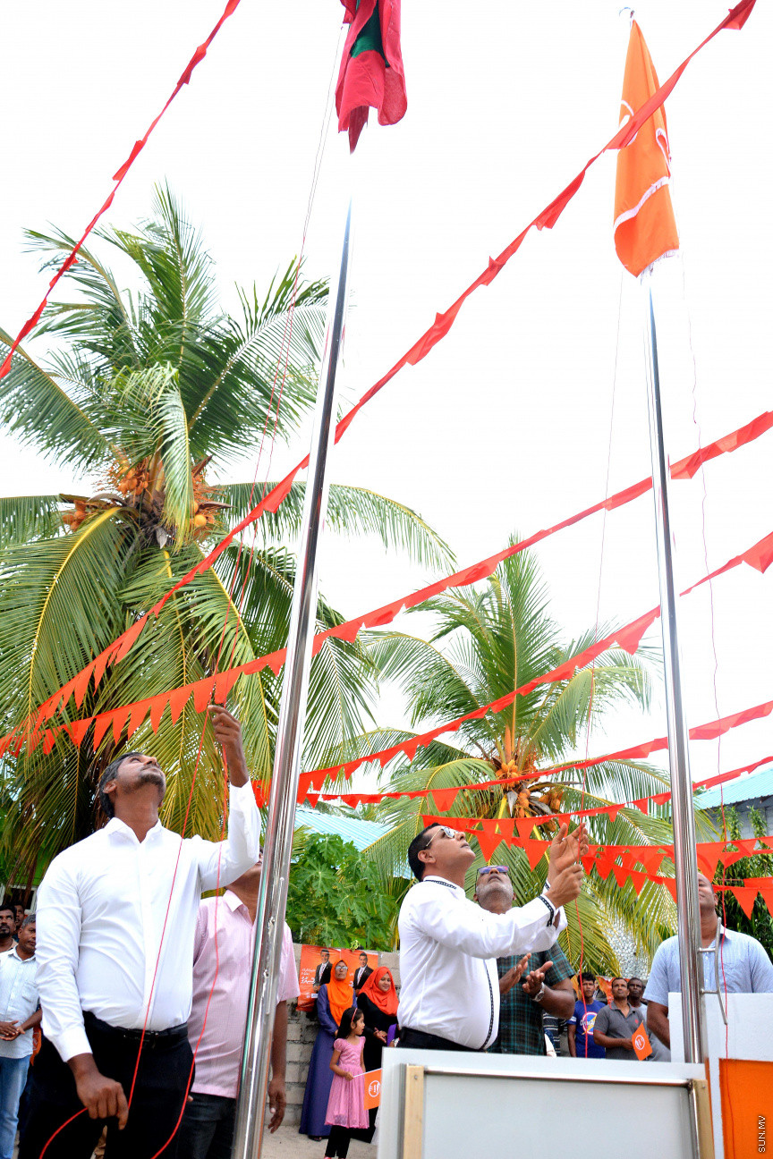 މާޗް 17، 2019: ކުރިއަށް އޮތް ރައްޔިތުންގެ މަޖިލީހުގެ އިންތިހާބުގައި މީދޫ ދާއިރާ އަށް ވާދަކުރައްވާ އެމްޑީއޭގެ ލީޑަރު އަހުމަދު ސިޔާމް މުހައްމަދު ދ. ބަނޑިދޫއަށް ވަޑައިގަތުން -- ސަން ފޮޓޯ/ ފަޔާޒު މޫސާ