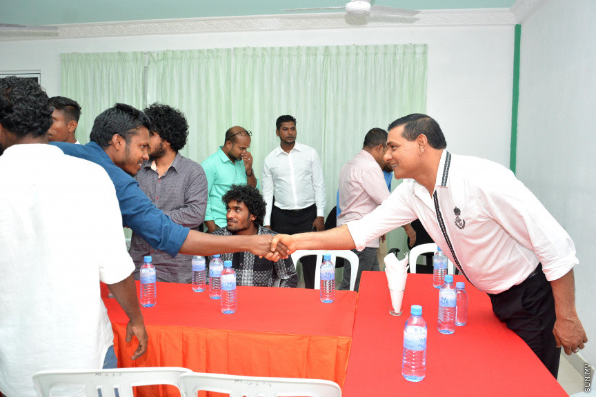 މާޗް 17، 2019: ކުރިއަށް އޮތް ރައްޔިތުންގެ މަޖިލީހުގެ އިންތިހާބުގައި މީދޫ ދާއިރާ އަށް ވާދަކުރައްވާ އެމްޑީއޭގެ ލީޑަރު އަހުމަދު ސިޔާމް މުހައްމަދު ދ. ބަނޑިދޫއަށް ވަޑައިގަތުން -- ސަން ފޮޓޯ/ ފަޔާޒު މޫސާ